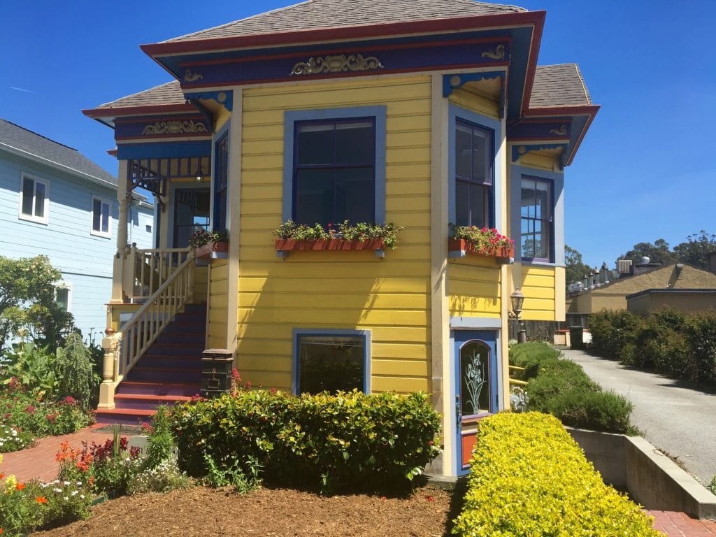 Cute houses in Half Moon Bay 