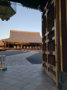  The gates to Nishi Honganji